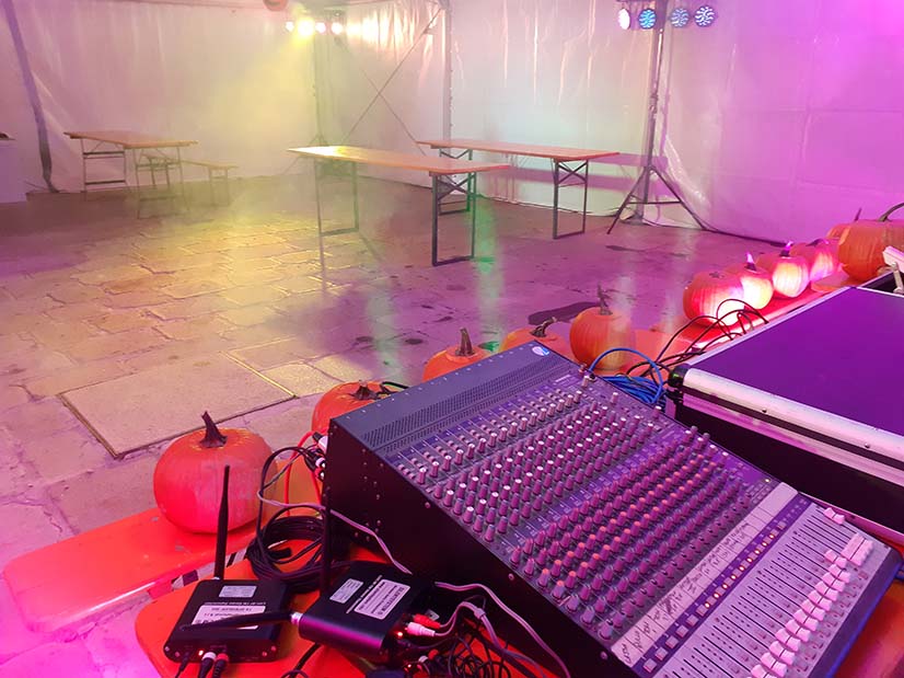 Mixer digitale presso festa halloween